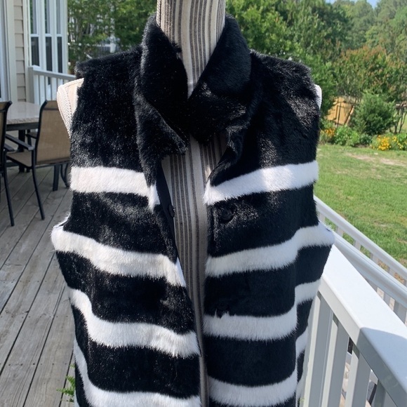 Exclusive Black Label By Chicos Collection Faux Fur Vest - Picture 5 of 8